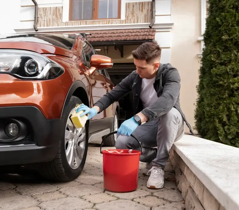Lavage auto à domicile Barbezieux-Saint-Hilaire : professionnel intervenant sur un véhicule